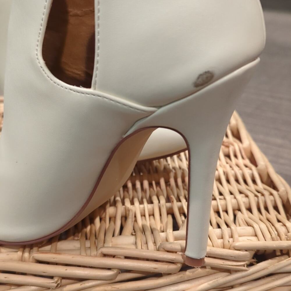 Izabella Rue Ivory Stiletto Booties Size 6 - Picture 9 of 10